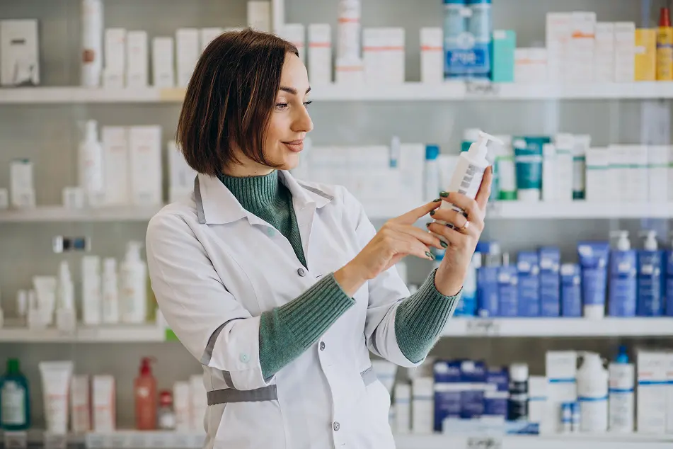 Farmacéutica revisando medicamento